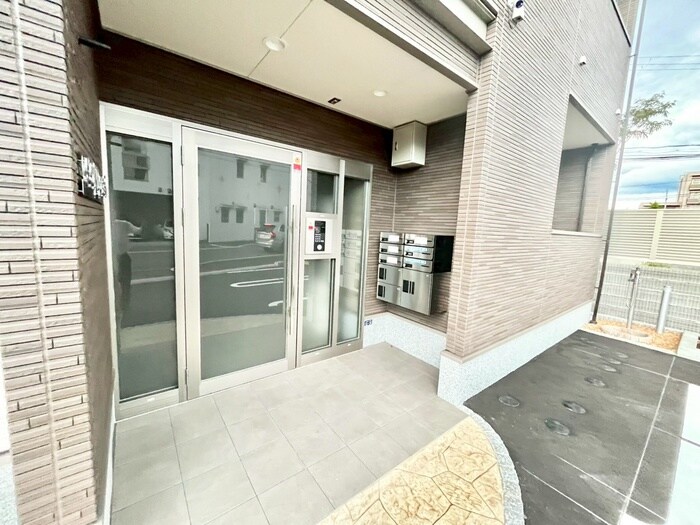 物件外観写真3　(エントランス部分)