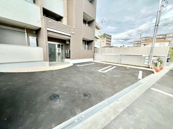 物件外観写真4　(駐車場)