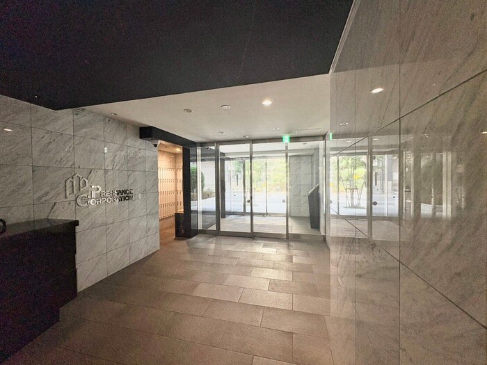 物件外観写真2　(エントランス部分)