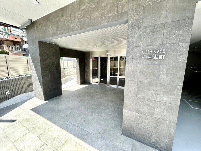 物件外観写真2　(エントランス部分)