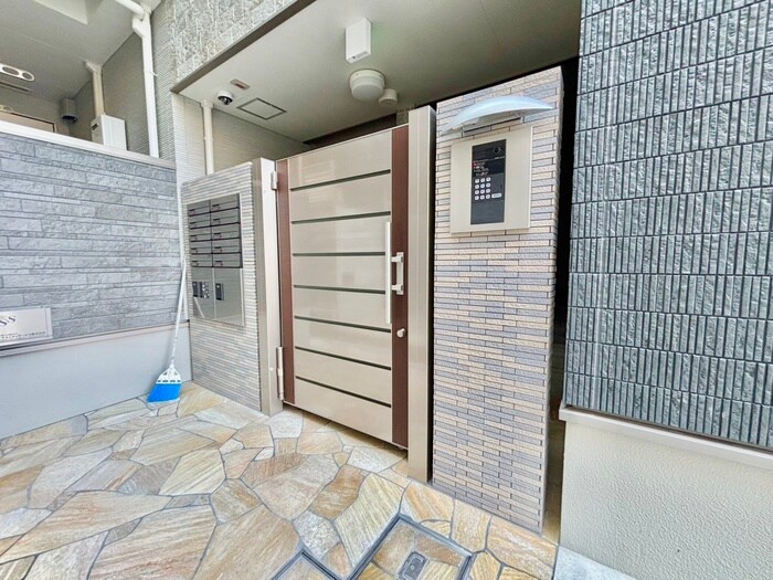 物件外観写真6　(エントランス部分)