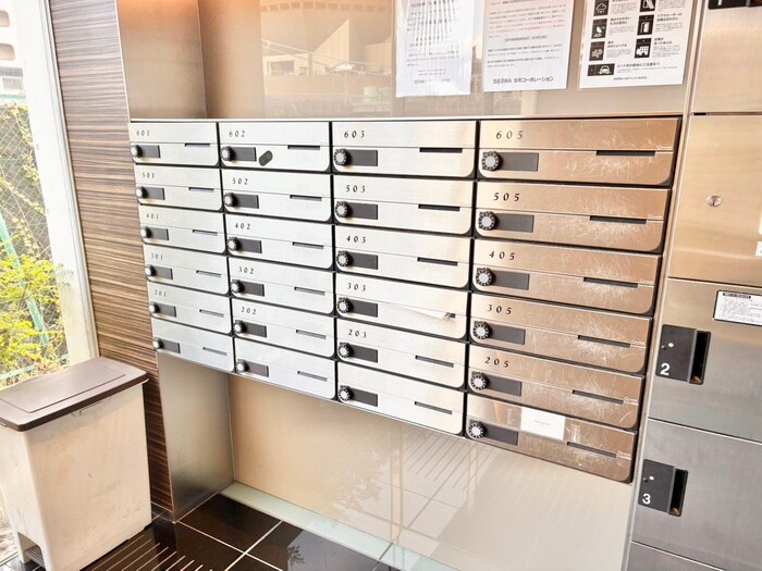 物件外観写真6　(エントランス部分)