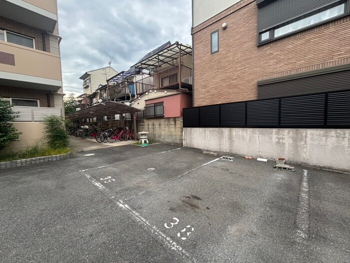 物件外観写真2　(駐車場)