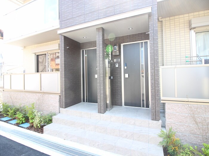 物件外観写真3　(エントランス部分)