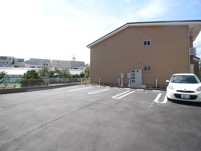 物件外観写真2　(駐車場)