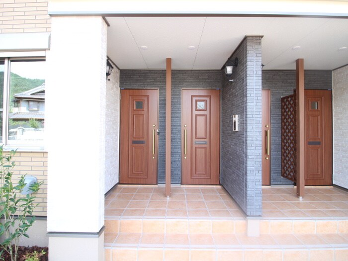 物件外観写真6　(エントランス部分)