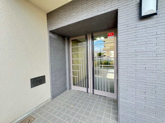物件外観写真4　(エントランス部分)