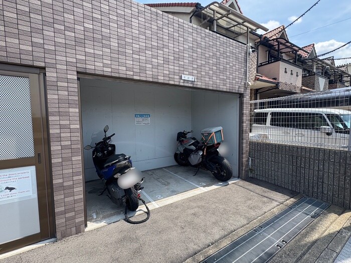 物件外観写真5　(バイク置き場)