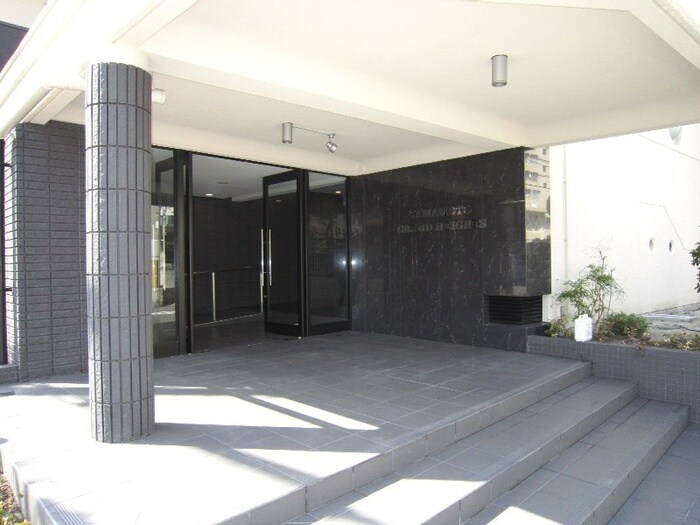 物件外観写真2　(エントランス部分)