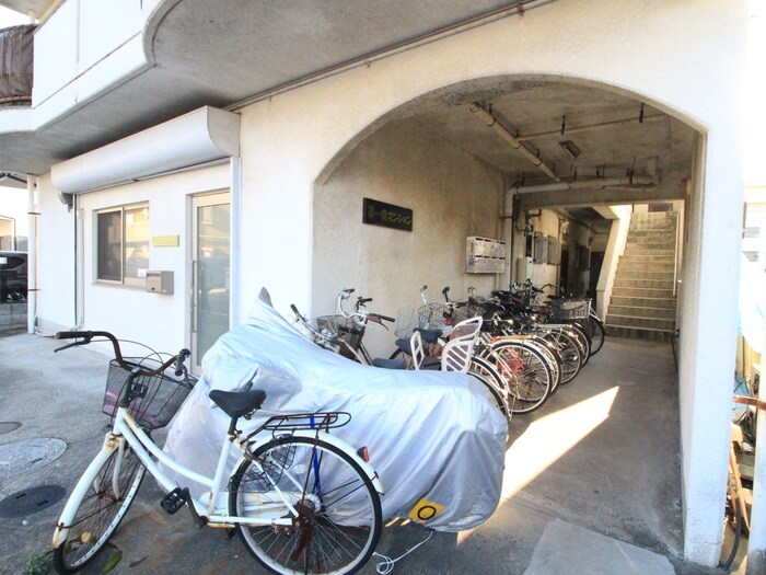 物件外観写真5　(エントランス部分)