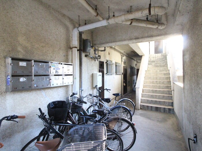 物件外観写真6　(エントランス部分)