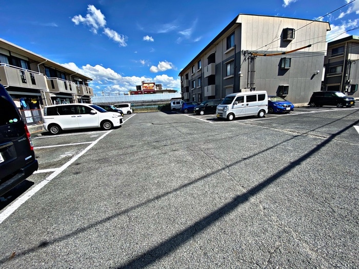 物件外観写真5　(駐車場)
