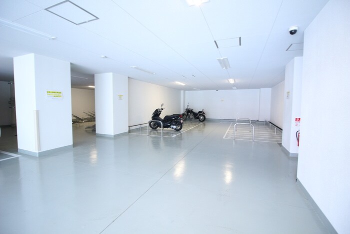 物件外観写真4　(バイク置き場)