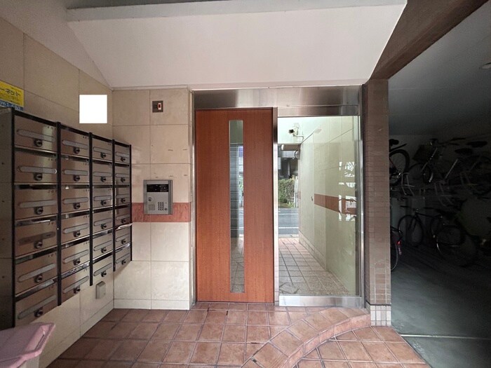 物件外観写真3　(エントランス部分)