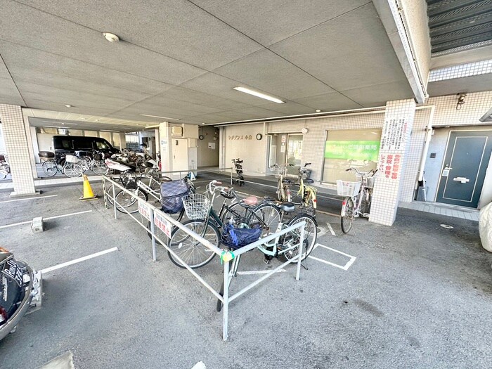 物件外観写真4　(駐輪場)