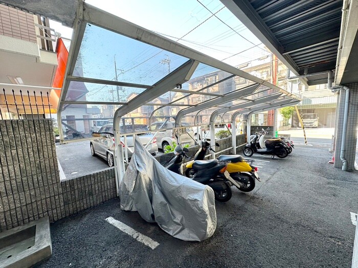 物件外観写真5　(バイク置き場)
