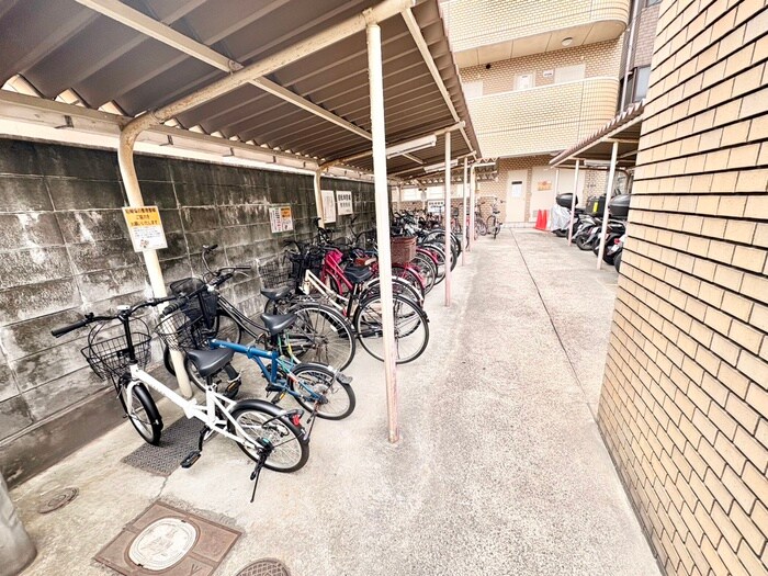 物件外観写真4　(駐輪場)