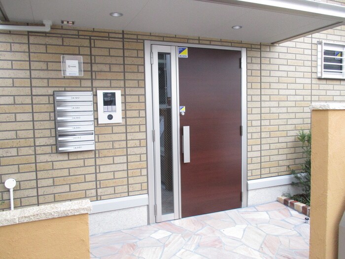 物件外観写真2　(エントランス部分)
