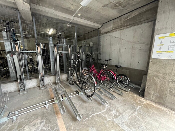 物件外観写真4　(駐輪場)