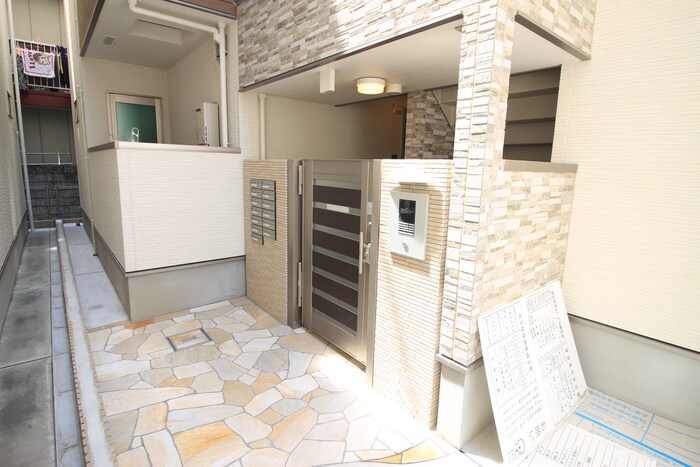 物件外観写真2　(エントランス部分)