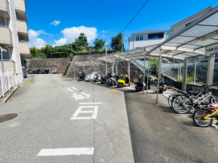 物件外観写真4　(駐輪場)