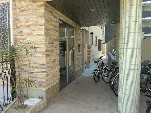 物件外観写真2　(エントランス部分)