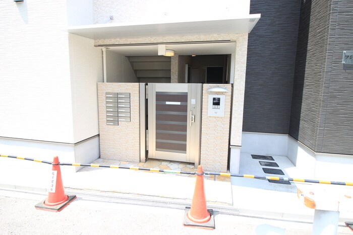 物件外観写真4　(エントランス部分)