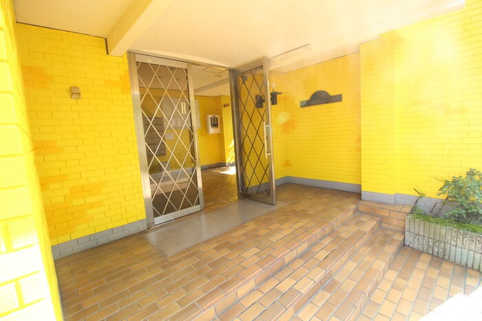 物件外観写真2　(エントランス部分)