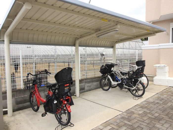 物件外観写真4　(駐輪場)