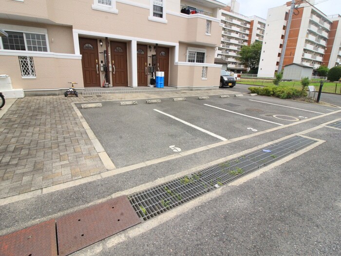 物件外観写真5　(駐車場)
