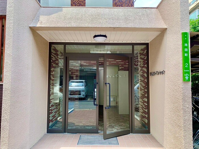 物件外観写真2　(エントランス部分)