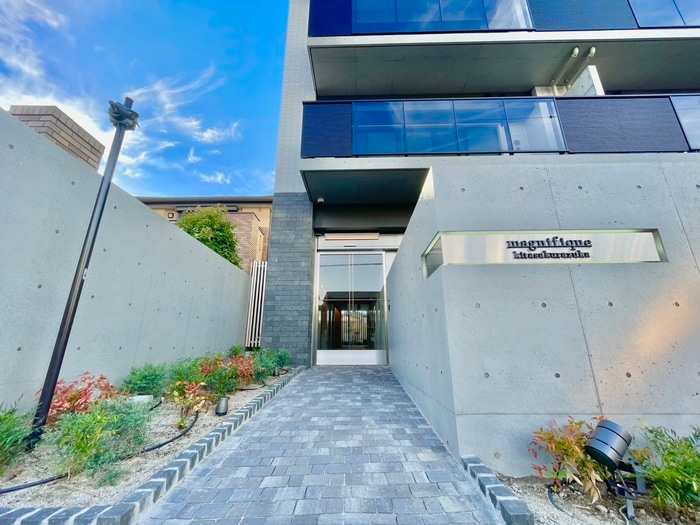 物件外観写真2　(エントランス部分)