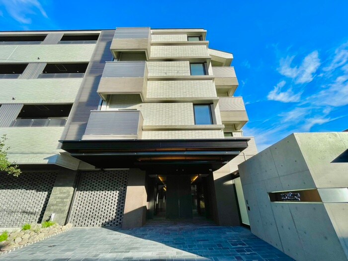 物件外観写真3　(エントランス部分)