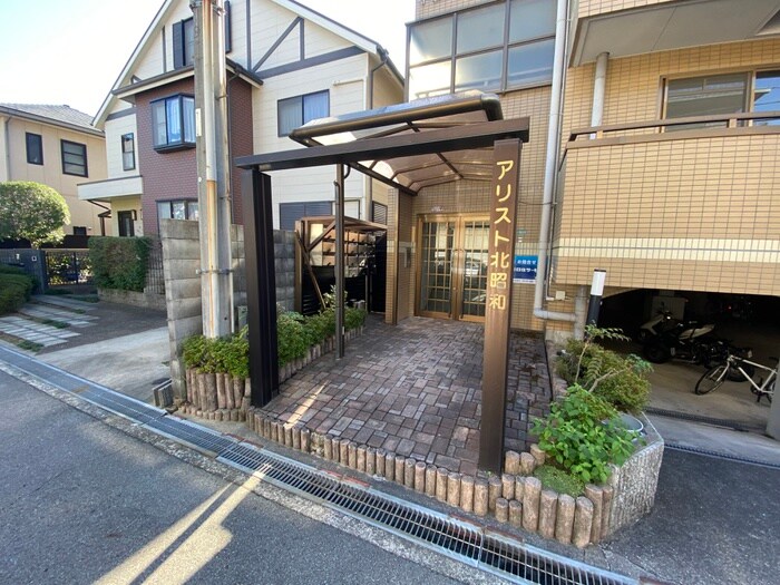 物件外観写真4　(エントランス部分)