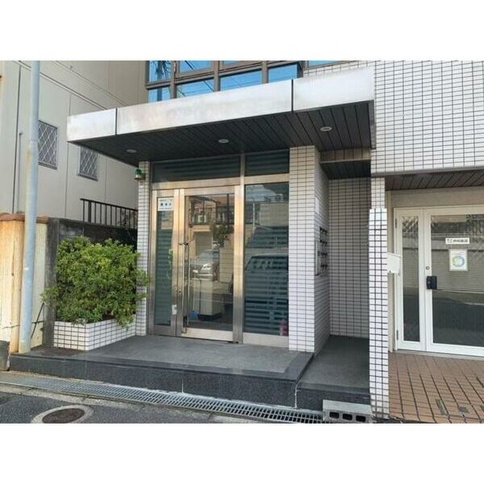 物件外観写真3　(エントランス部分)