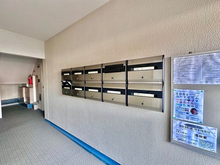 物件外観写真5　(エントランス部分)