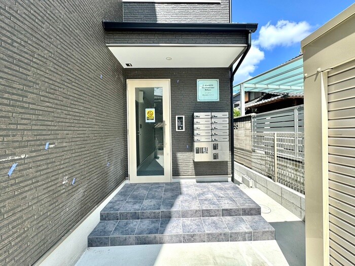 物件外観写真6　(エントランス部分)