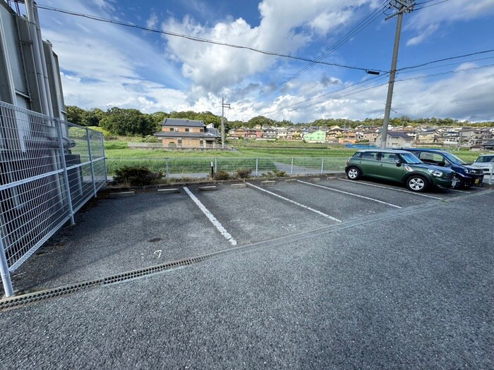 物件外観写真5　(駐車場)