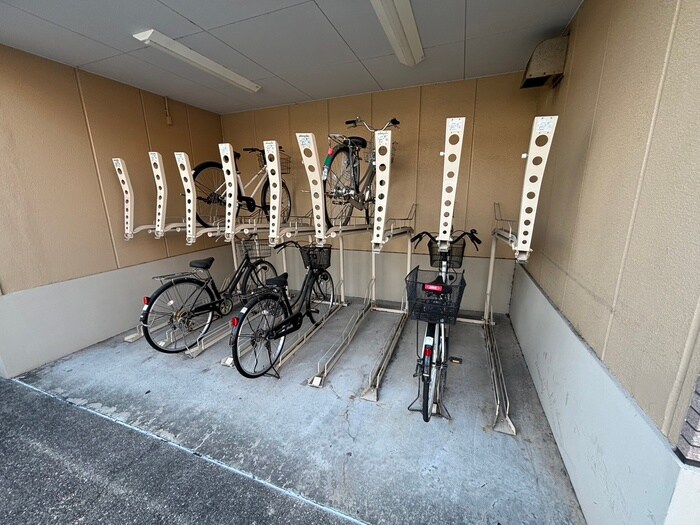 物件外観写真4　(駐輪場)