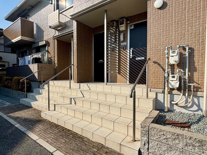 物件外観写真4　(エントランス部分)