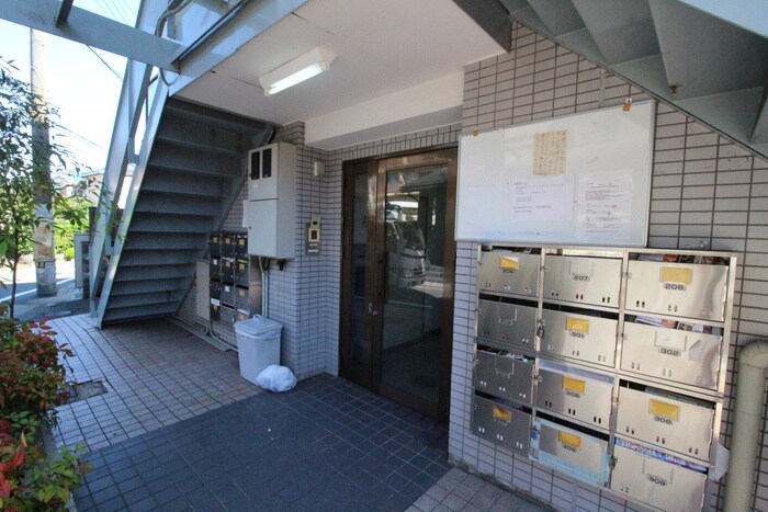 物件外観写真2　(エントランス部分)