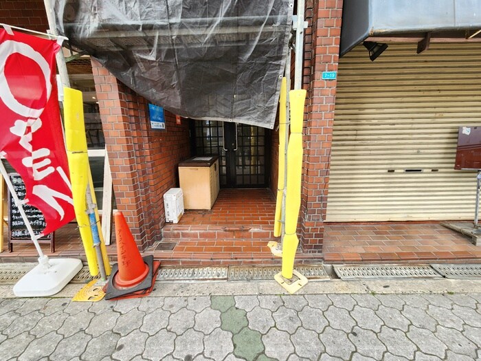 物件外観写真2　(エントランス部分)