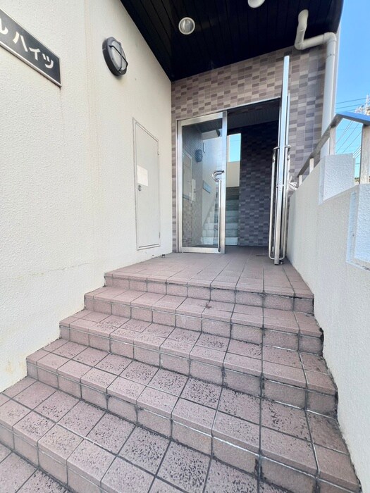 物件外観写真3　(エントランス部分)