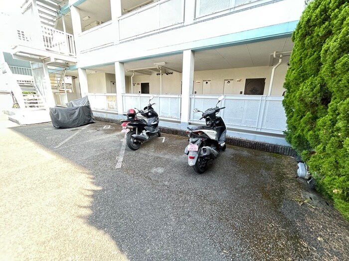 物件外観写真4　(バイク置き場)