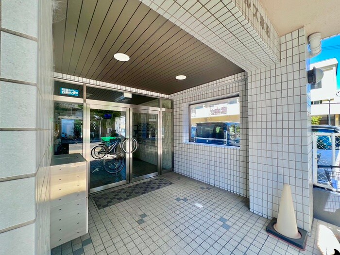 物件外観写真3　(エントランス部分)