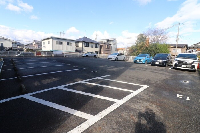 物件外観写真2　(駐車場)