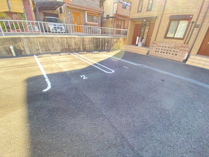 物件外観写真5　(駐車場)