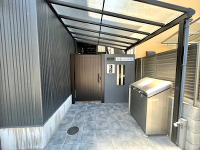 物件外観写真3　(エントランス部分)