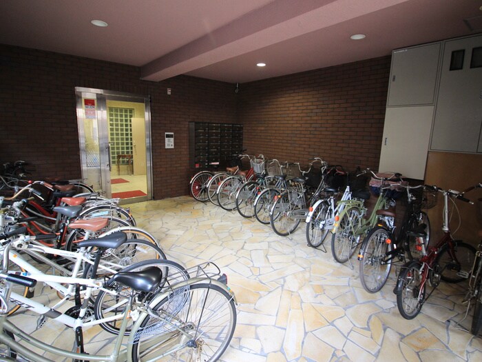 物件外観写真4　(駐輪場)