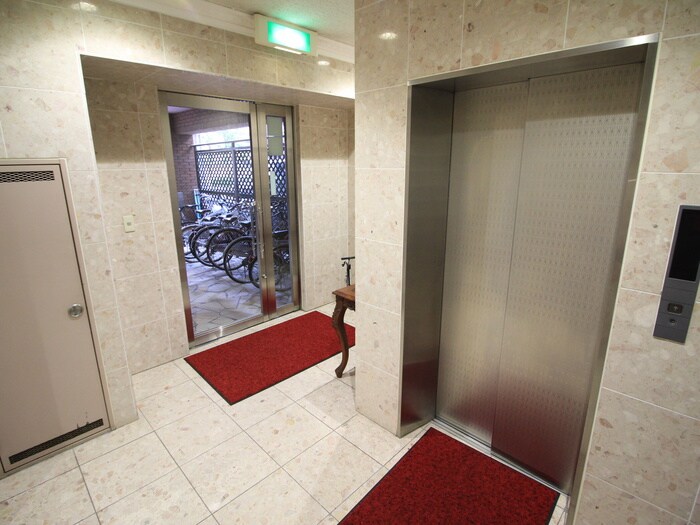 物件外観写真6　(エントランス部分)